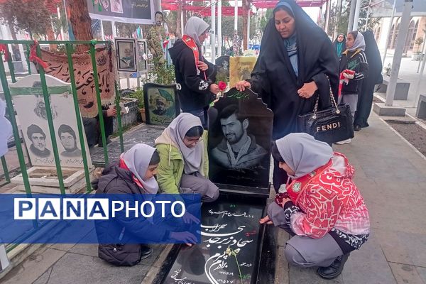 تجدید میثاق دانش‌آموزان پیشتاز ناحیه دو شهرری با امام و شهدا 