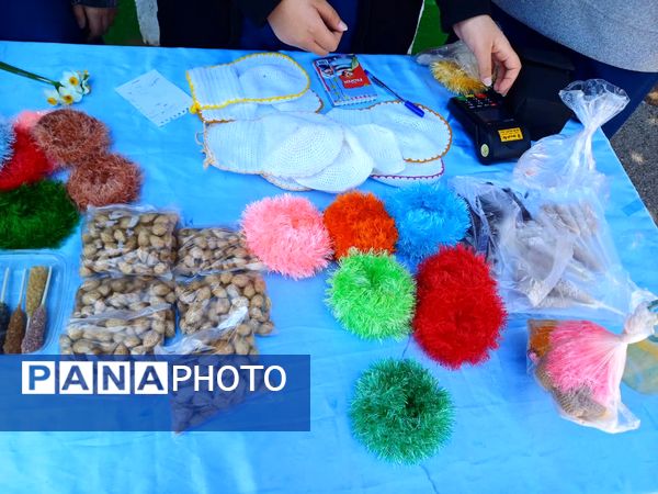 بازارچه کاروفناوری در دبیرستان حاج آقا توکلی زرقان 