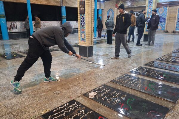 غبارروبی مزار شهدای گمنام توسط نوجوانان جهادگر شیرازی