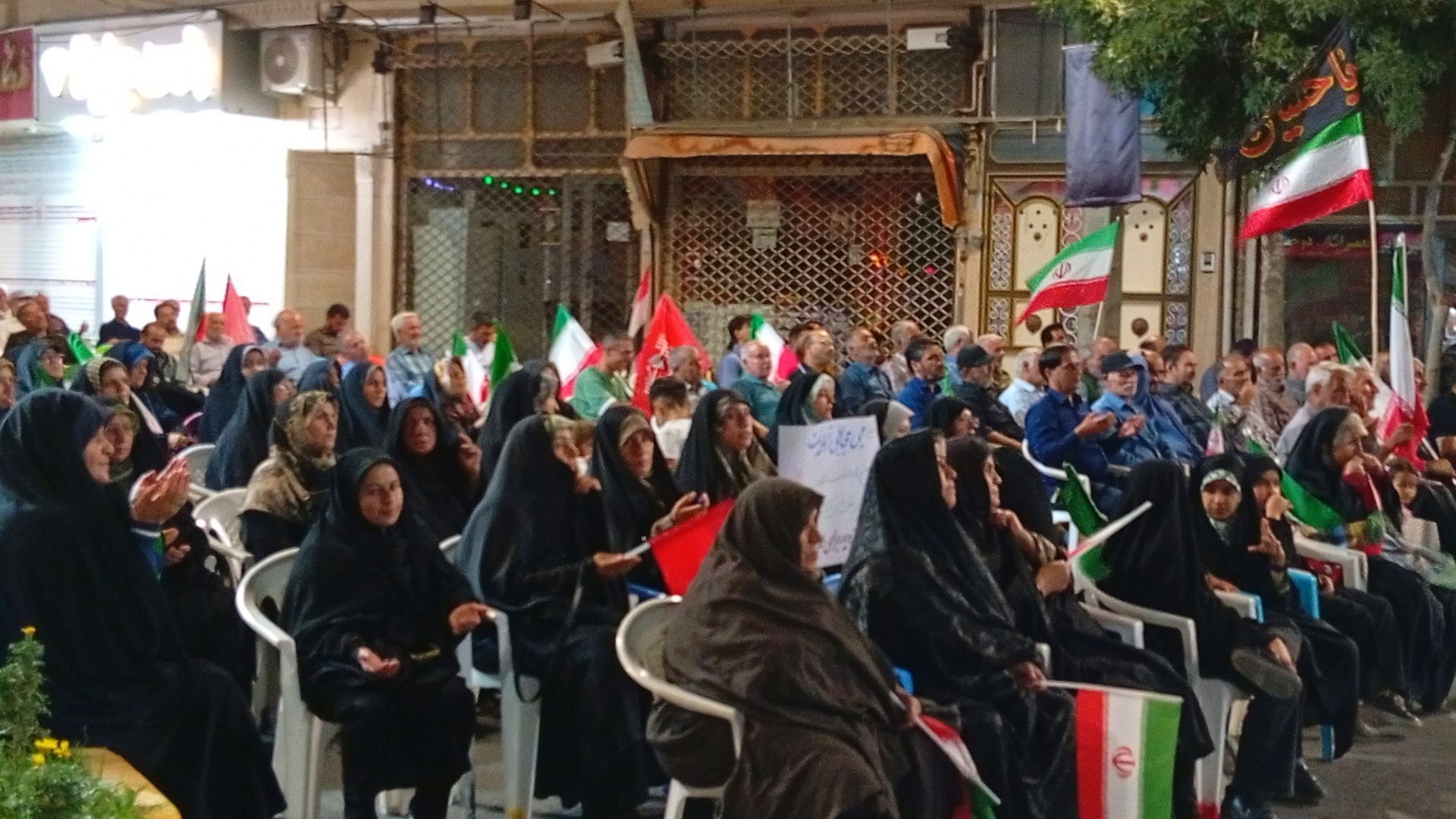 از کمیجان بازهم نوای «یاحیدر، یاحیدر» به گوش رسید. 