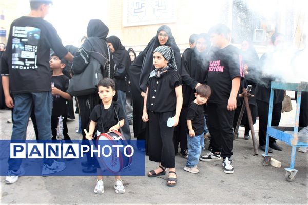 حضور پرشور کودکان قمی در دسته‌های عزاداری روز تاسوعا 