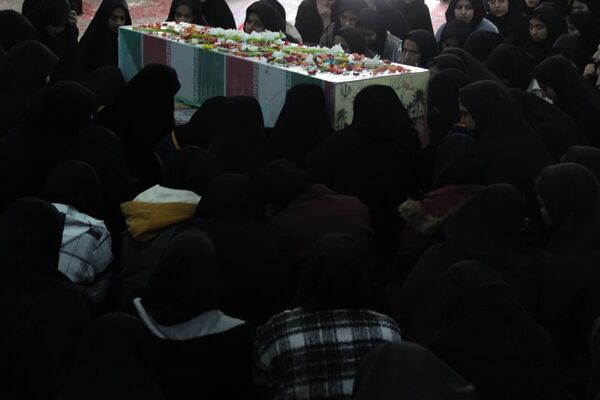 در زمین، گمنام اما در آسمان، خوشنام
