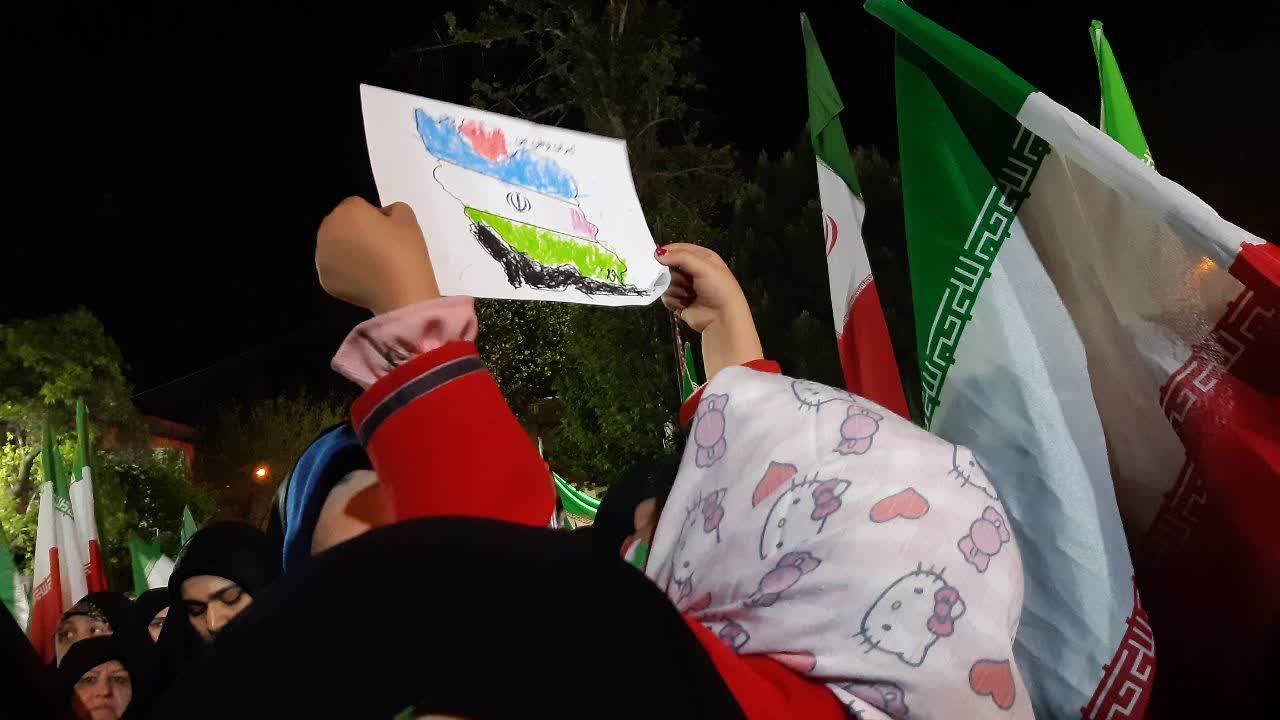 حضور فرهنگیان و دانش آموزان منطقه ۱۰ در مراسم چهلم شهدای جنگ رمضان در میدان بریانک