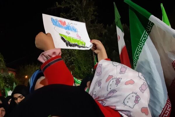 حضور فرهنگیان و دانش آموزان منطقه ۱۰ در مراسم چهلم شهدای جنگ رمضان در میدان بریانک