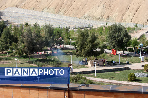 حضور گردشگران روز طبیعت در محوطه باغ‌موزه دفاع مقدس قم