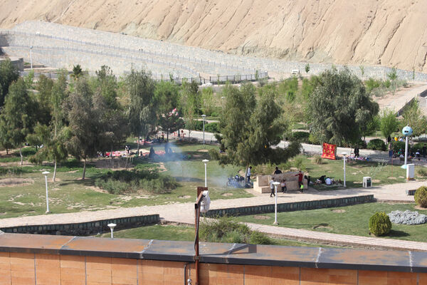 حضور گردشگران روز طبیعت در محوطه باغ‌موزه دفاع مقدس قم
