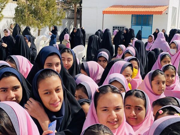 نواختن زنگ جشن نیکوکاری در دبستان زینب قهرمانی مه ولات