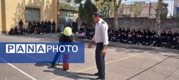  آموزش‌های اطفا حریق و نکات ایمنی در دبیرستان نمونه محبوبه محبی نیشابور  