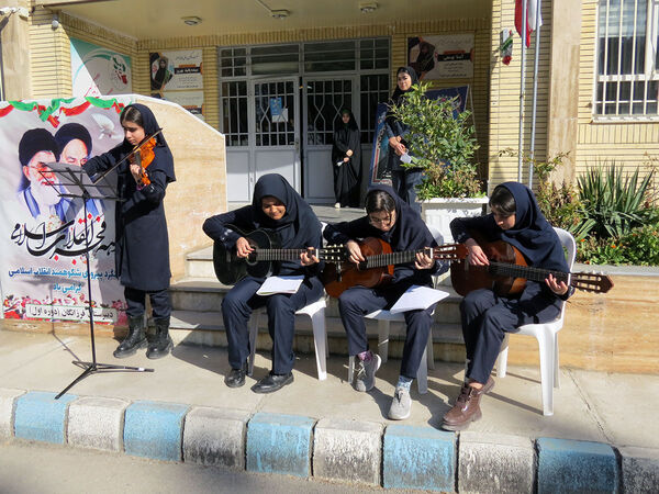 زدن زنگ انقلاب در مدرسه دخترانه فرزانگان شهرستان بجنورد 