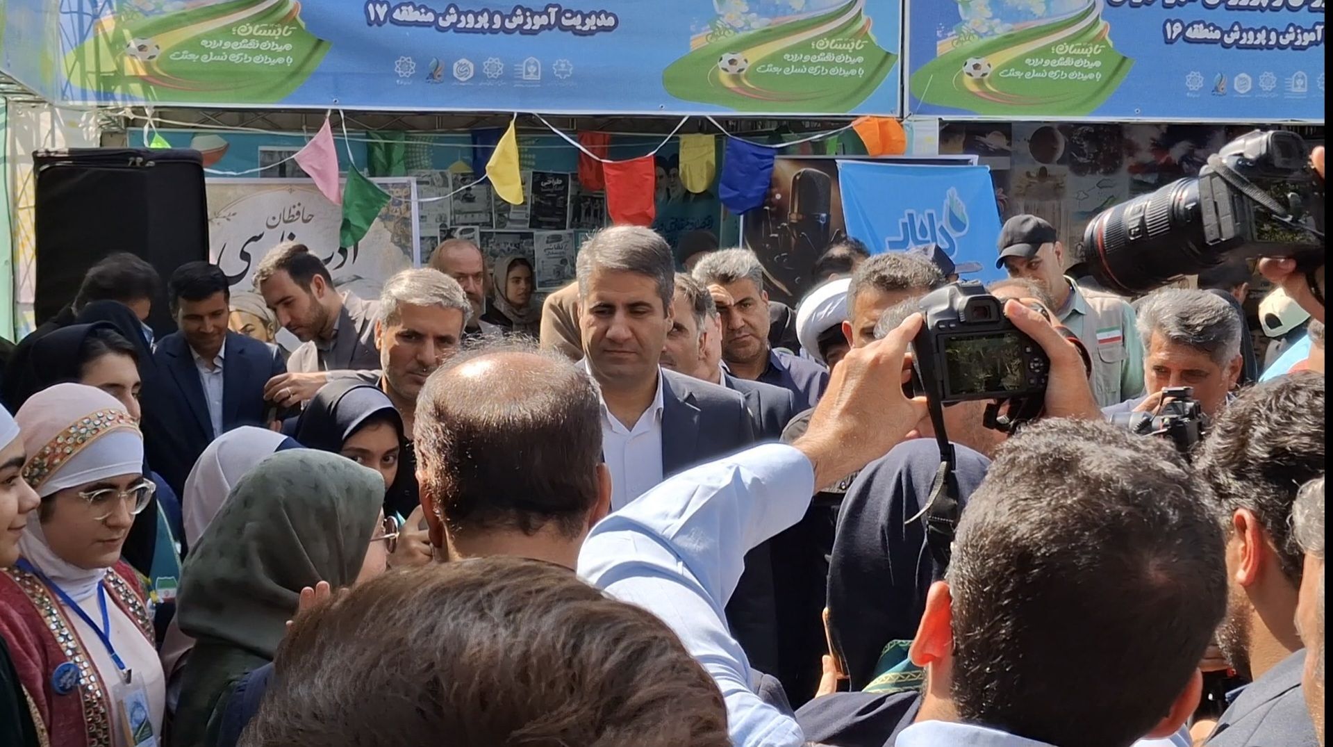 تابستان دانایی در قاب فرهنگ؛ نمایشگاه فرهنگی اوقات فراغت دانش آموزان در کانون قدس 