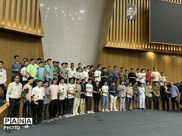 جشن ستارگان برای دانش آموزان دبیرستان شهید اژه‌ای۲