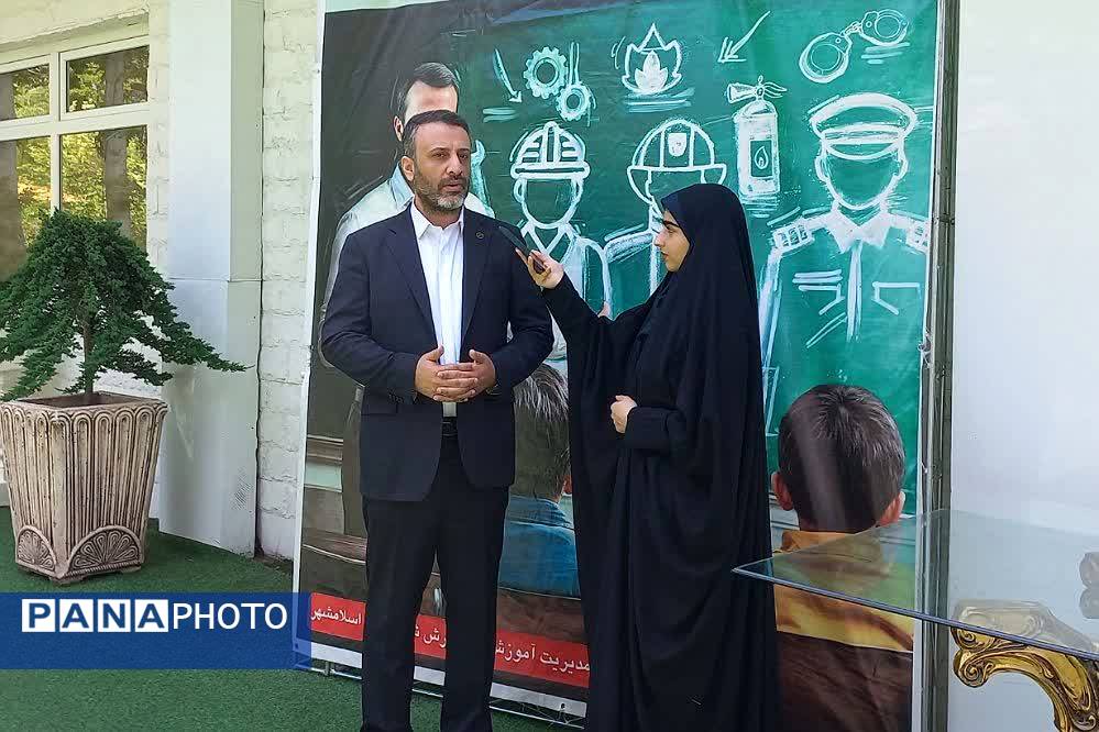 تجلیل از مدیران و معلمان نمونه مدارس غیردولتی شهرستان اسلامشهر 