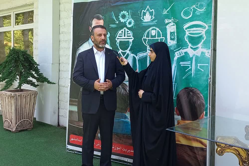 تجلیل از مدیران و معلمان نمونه مدارس غیردولتی شهرستان اسلامشهر 