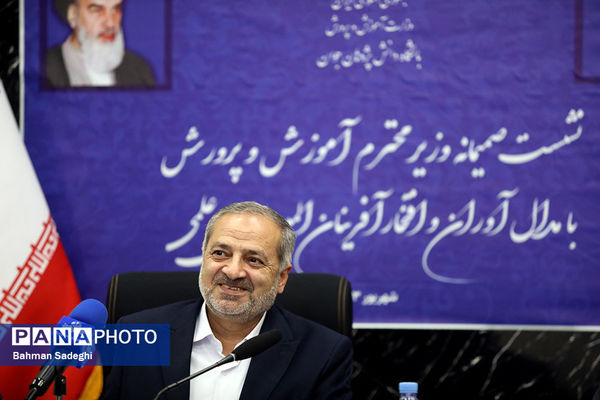 نشست صمیمی وزیر آموزش و پرورش با مدال آوران المپیادهای علمی