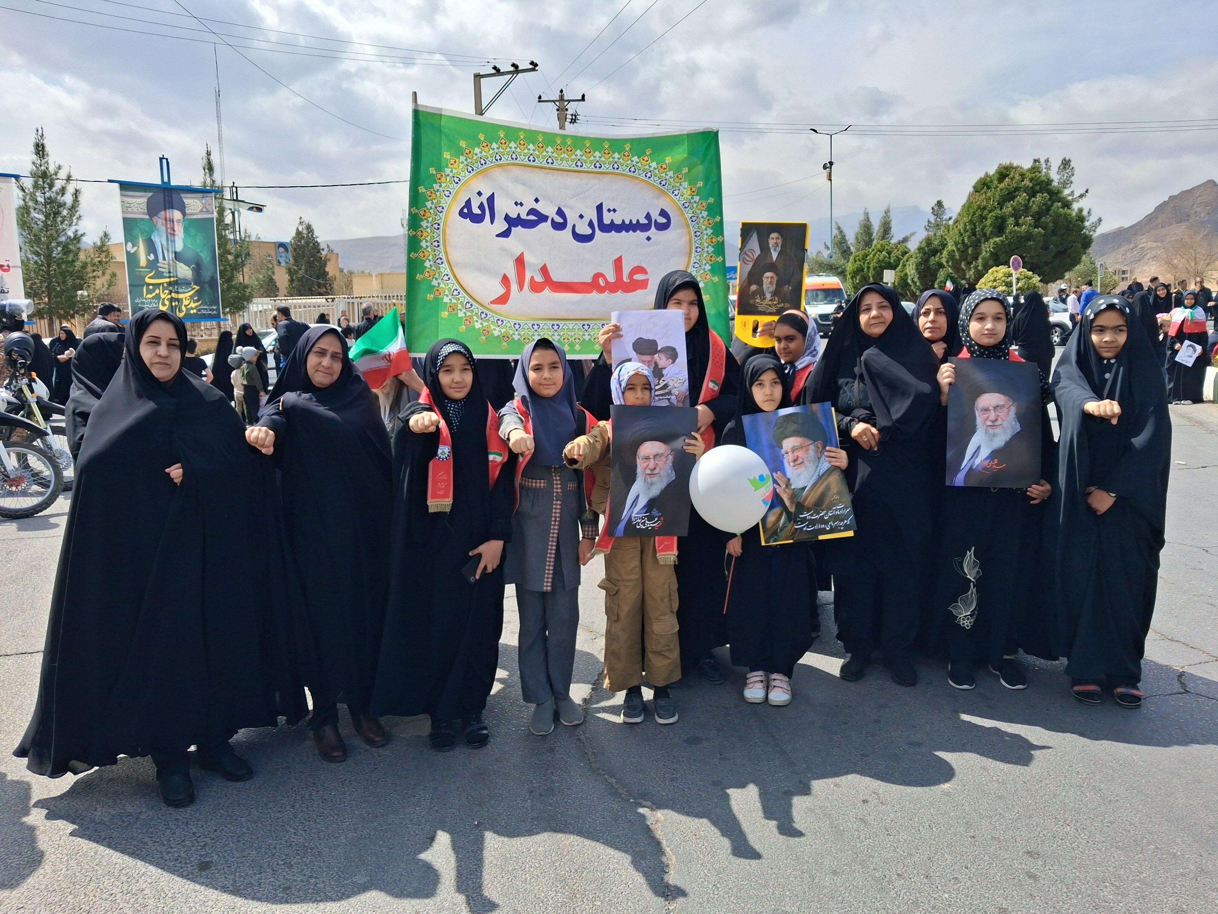 کوله پشتی‌های صورتی رنگ در راهپیمائی روز قدس تفت 