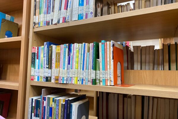 دانش‌آموزان دبیرستان نگین‌دانش ورامین میهمان کتابخانه رازی شدند