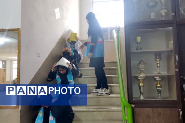برگزاری مانور زلزله در مدارس ناحیه 4 شیراز 