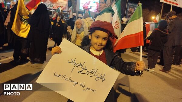 تجدید بیعت مردم نورآباد با رهبر انقلاب در پرتو پرچم متبرک امام رضا(ع)