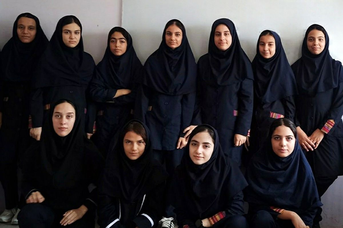 عکس یادگاری کلاس هشتم۳ مدرسه دخترانه زکیه متوسطه اول صباشهر شهریار