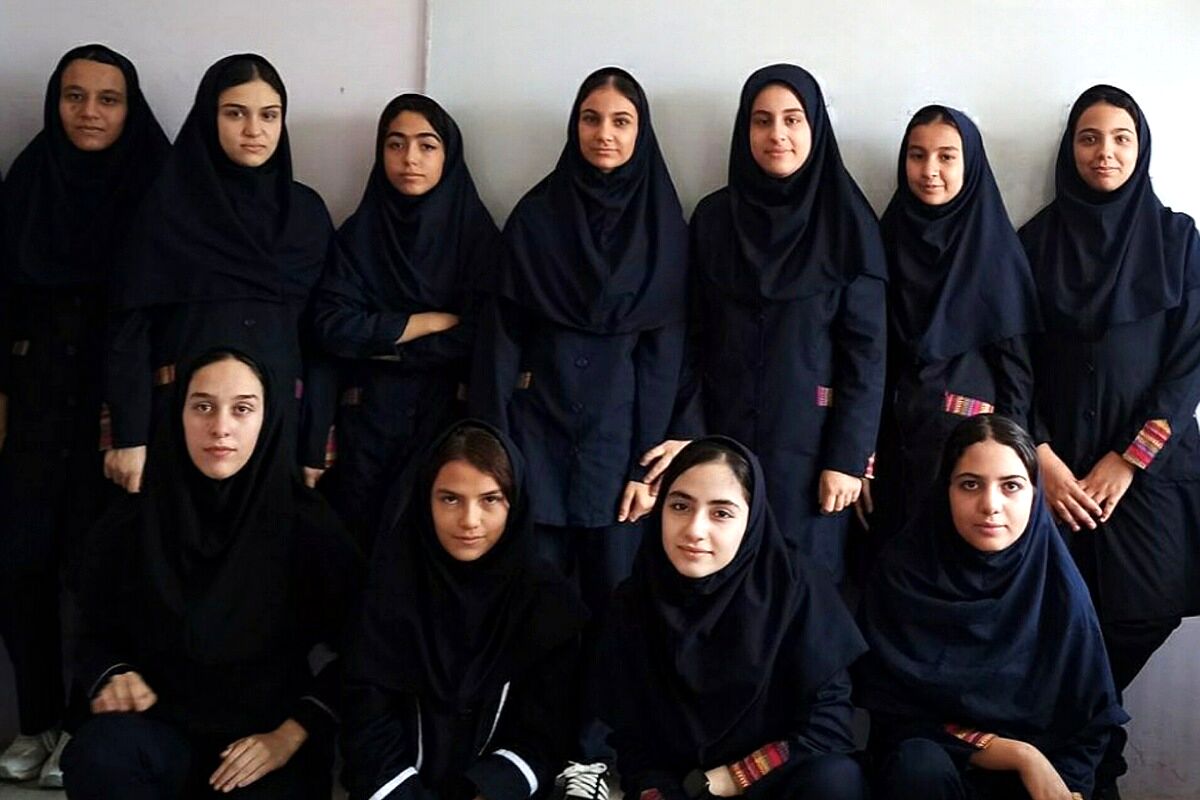 عکس یادگاری کلاس هشتم۳ مدرسه دخترانه زکیه متوسطه اول صباشهر شهریار