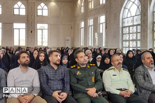 تجلیل از برگزیدگان در اختتامیه مسابقات قرآن، عترت و نماز