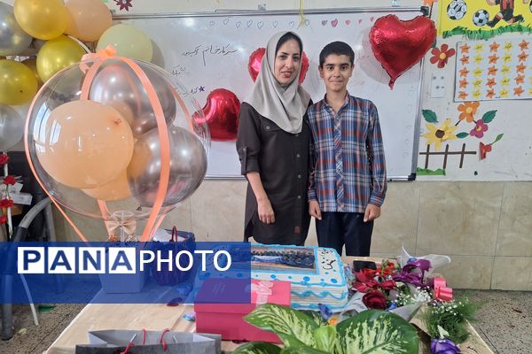 معلم مشعل دانش و چراغ هدایت است