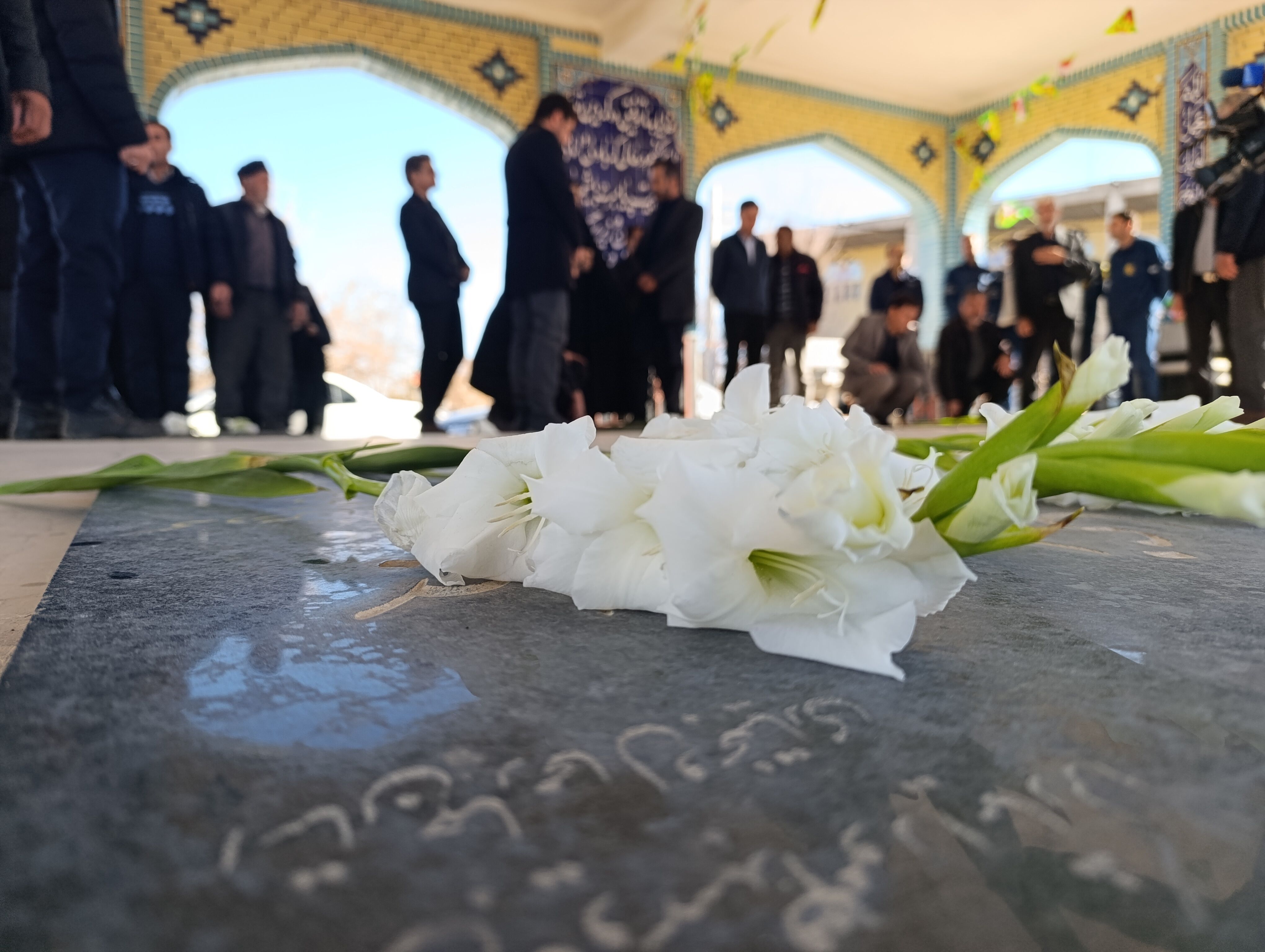 گلباران قبور شهدای شهر سفیددشت به مناسبت دهه فجر