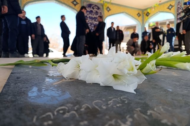 گلباران قبور شهدای شهر سفیددشت به مناسبت دهه فجر