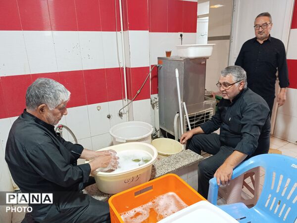پذیرایی از زائران امام هشتم(ع)