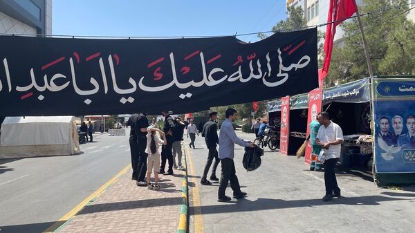 بازآفرینی مسیر عشق؛ جاماندگان اربعین در شبیه‌سازی مواکب نجف تا کربلا گردهم آمدند‌.