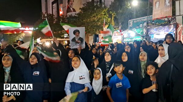 تجمع و همخوانی دانش‌آموزان شیروان به مناسبت تشییع و همراهی رهبر شهید