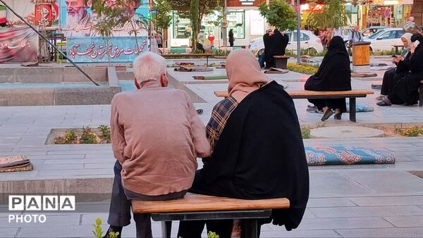 سالمندان در تجمعات حماسی نجف‌آباد؛ روایتگر تجربه‌های زندگی