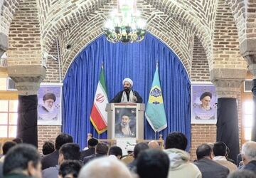 حضور نوجوانان هشترودی به مناسبت هفته بسیج دانش‌آموزی در نماز جمعه
