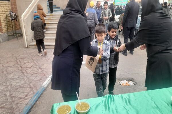 طنین شادی نیمه شعبان در مدرسه آیت الله خامنه ای پیشوا؛ تجلیل از مقام معلم و اجرای برنامه های شاد