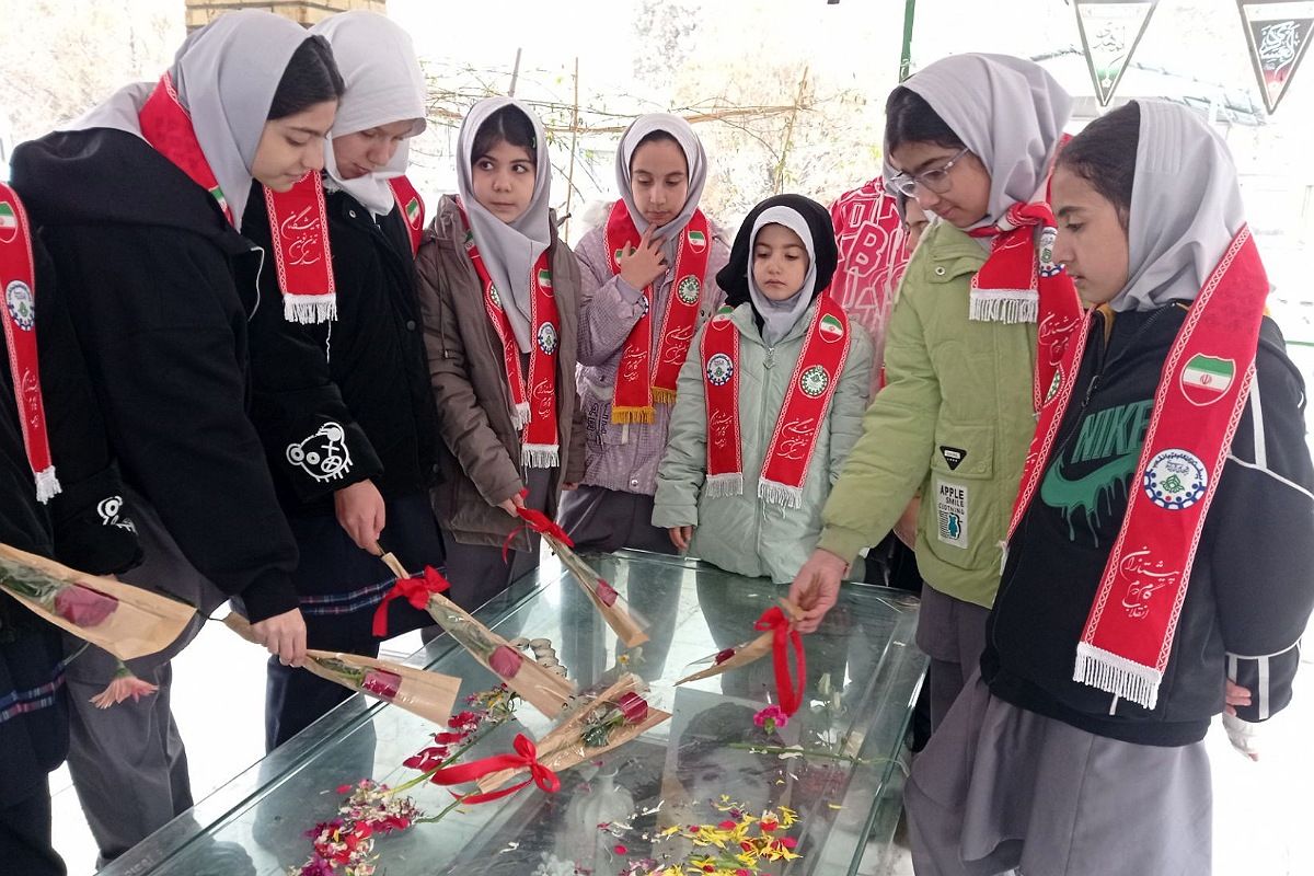 تجدید میثاق دانش‌آموزان پیشتاز ناحیه دو شهرری با امام و شهدا 