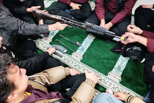 کلاس عملی  آمادگی دفاعی در دبیرستان نمونه آیت الله خامنه ای 