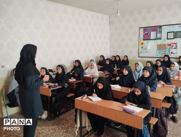 کلاس‌های رشد و تقویت دانش‌آموزان در دبیرستان مهدی خدابنده