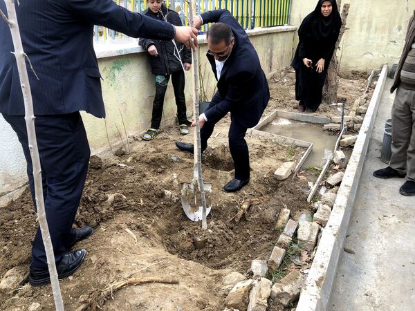 دانش‌آموزان و مسئولین شهرستان ملارد، در روز درختکاری جوانه‌های امید را به زمین هدیه دادند