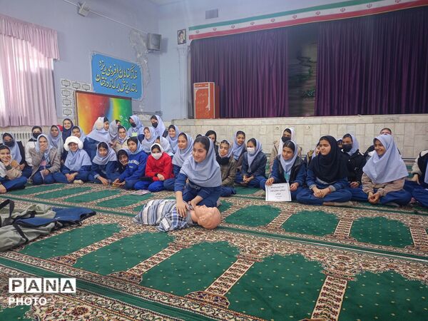 جلسه  آموزشی طرح ماهر سفیران سلامت در مدرسه بنت المهدی صدر ۲