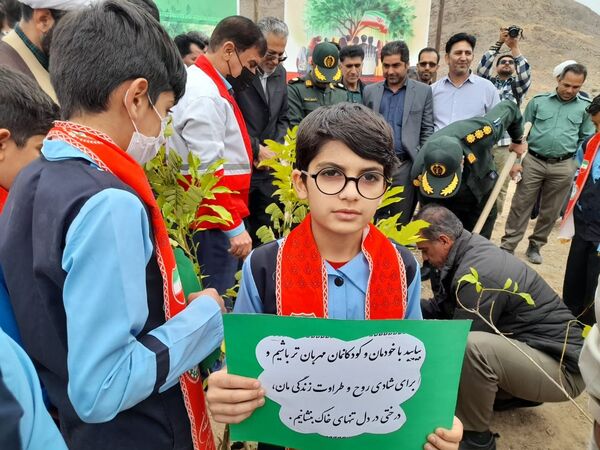 مراسم نمادین کاشت نهال در حاجی‌آباد 