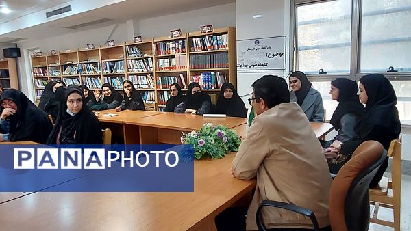 بازدید دانش‌آموزان دبیرستان فاطمه الزهرا(س) از کتابخانه شهید بهشتی 