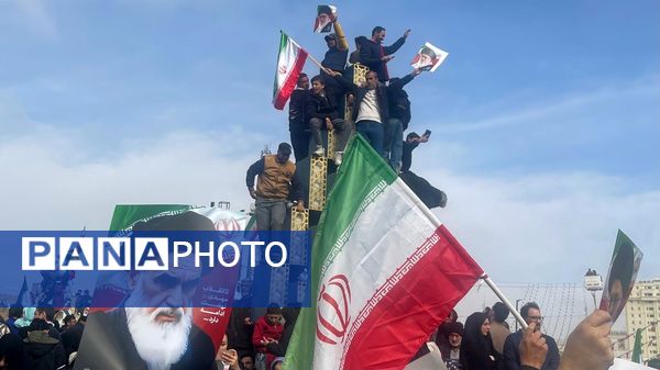 حضور گسترده و منسجم دانش آموزان و فرهنگیان منطقه ۱۰ در راهپیمایی ۲۲ بهمن ماه