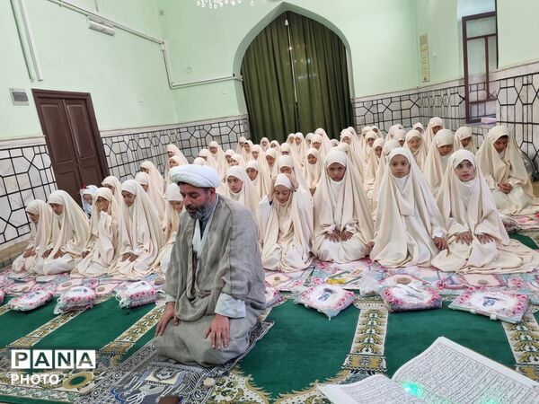 جشن تکلیف دانش آموزان پایه سوم دبستان شاهد  سجادی در امامزاده محروق 