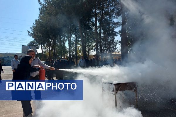 گرامیداشت مقام آتش‌نشان در دبیرستان نمونه دولتی شهیدی باقرشهر 