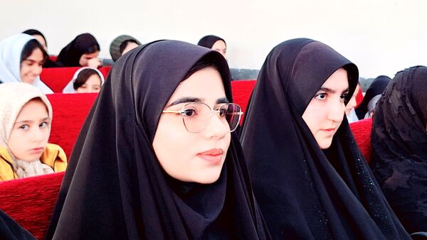 تجلیل از دانش‌آموزان نخبه مسابقات قرآن، عترت و نماز و تربیت‌بدنی