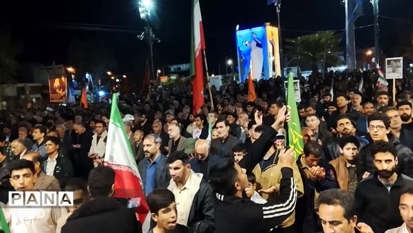 عطر و شور پرچم حرم رضوی میدان امام را در بر گرفت