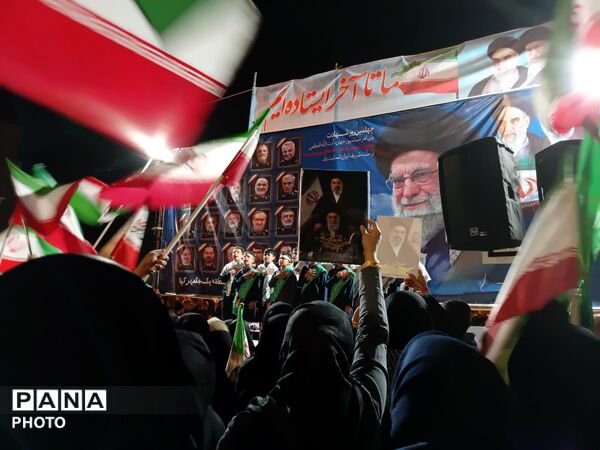 پنجاه و دو شب  در میدان پای کار ایران