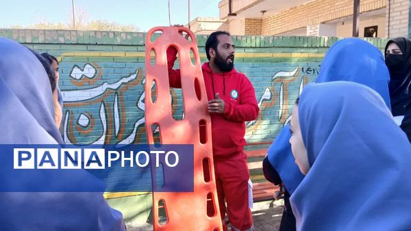 آموزش کمک‌های اولیه مانور زلزله به دانش‌آموزان دبیرستان شهید دهقان