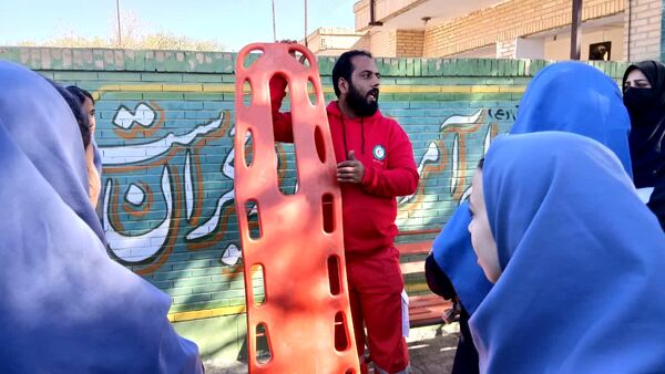 آموزش کمک‌های اولیه مانور زلزله به دانش‌آموزان دبیرستان شهید دهقان