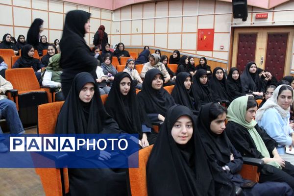 تقدیر از برگزیدگان جشنواره فرهنگی و هنری فردا در ساری 